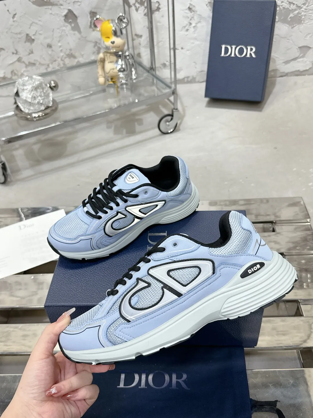 Men's men's shoes 💰600❤️❤️❤️High version Dior Dior's latest color matching B30 series reflective dad sneakers original 17380💰 purchased for development and production Brand new B30 sneakers Dad Shoes style shoes that follow the trend of the retro market The Dior logo on the tongue also indicates that this pair of shoes is the B30 model! B30 uses fine-textured leather and mesh cloth materials to form a shoe body. There are conspicuous letters CD on both sides of the shoe body to indicate identity. Many lines on the shoe body outline details to make the shoes look less monotonous and full of retro flavor. The delivery counter is exquisitely packaged🛍📦 ▪️Fabric: Original customized technical fabric + mesh ▪️Inner lining: Customized breathable lining ▪️Outsole: Original molded IP foam + TPU outsole ▪️Sole thickness: 3.5CM ▪️Size: Women’s size 35-40 / Men’s size 39-46
